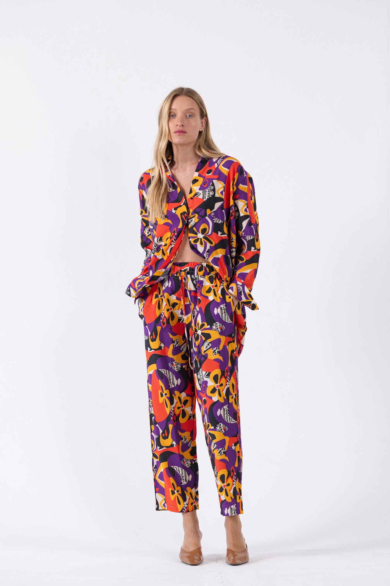 מכנסי דפוס מודל מונה