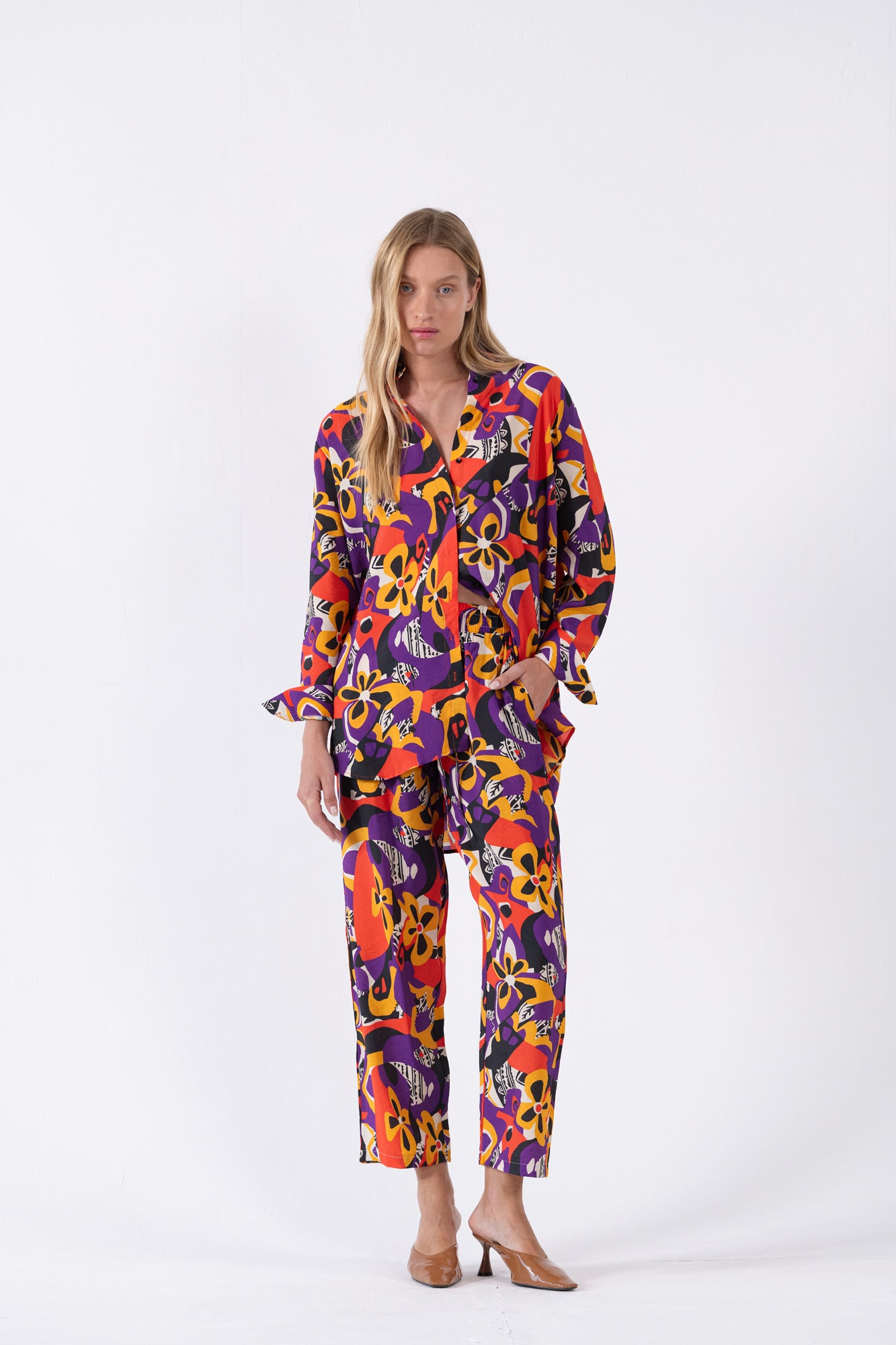 מכנסי דפוס מודל מונה