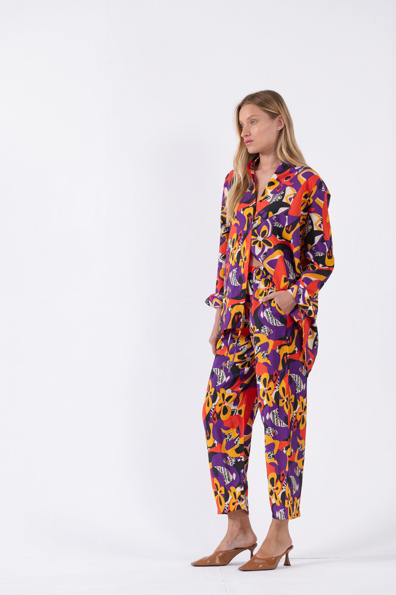 מכנסי דפוס מודל מונה