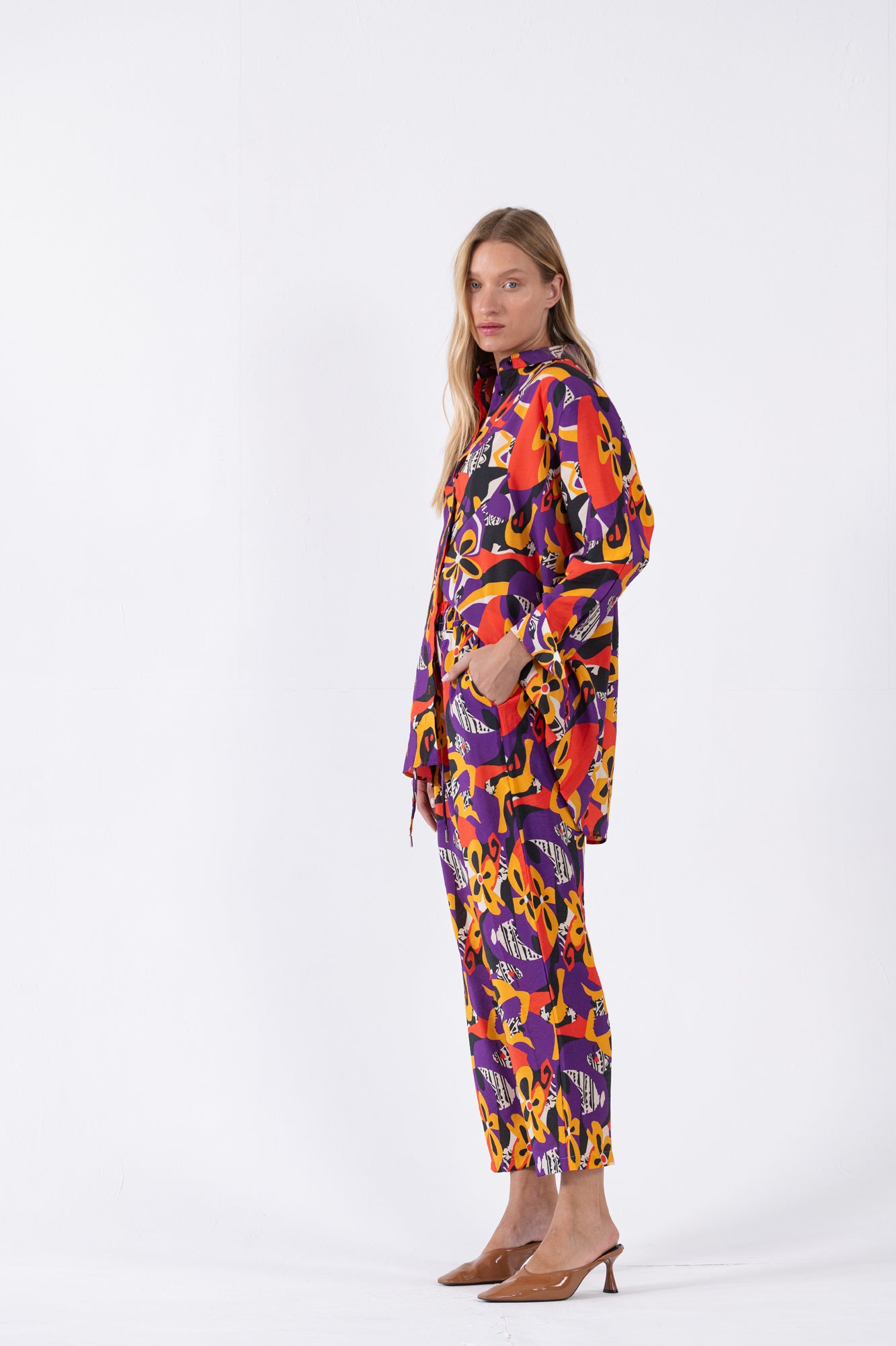 מכנסי דפוס מודל מונה