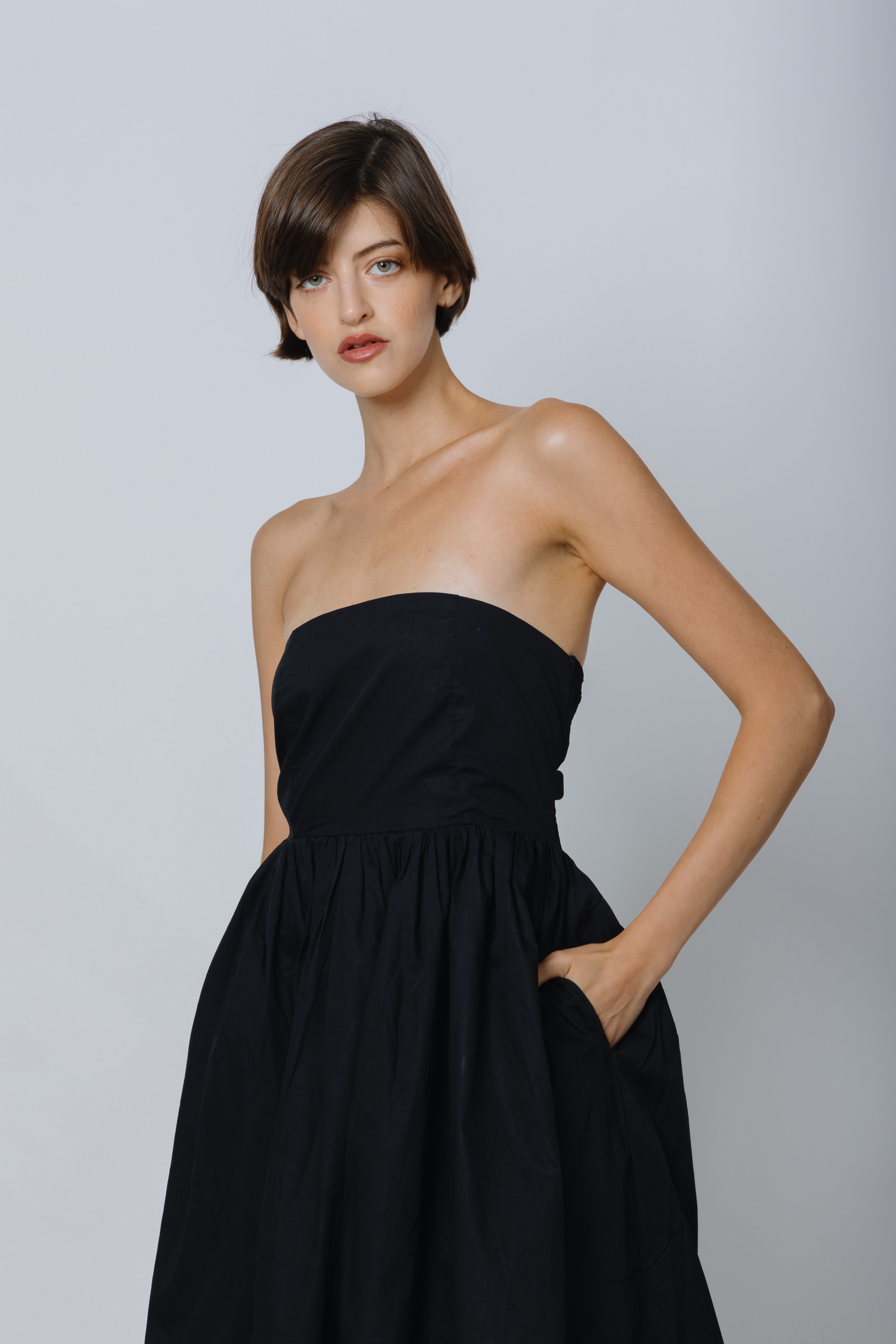 שמלת סטרפלס - קארי שחורה