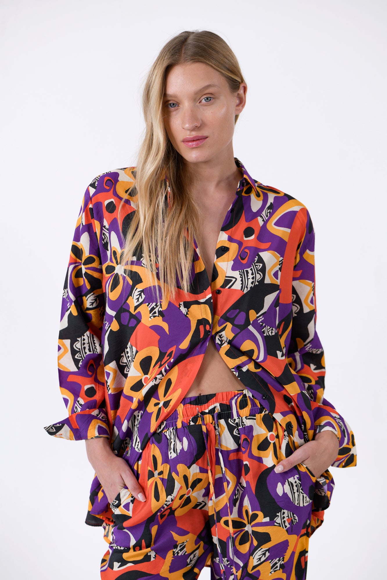 חולצת מודל מכופתרת מונה