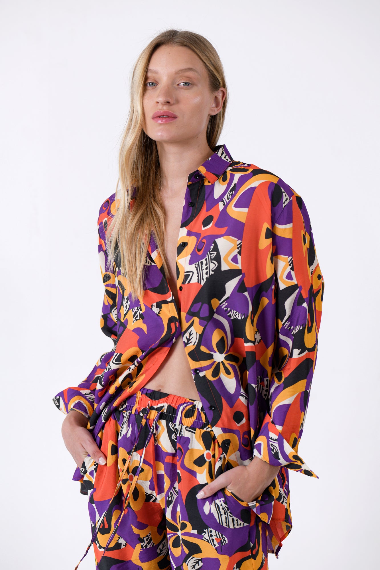 חולצת מודל מכופתרת מונה