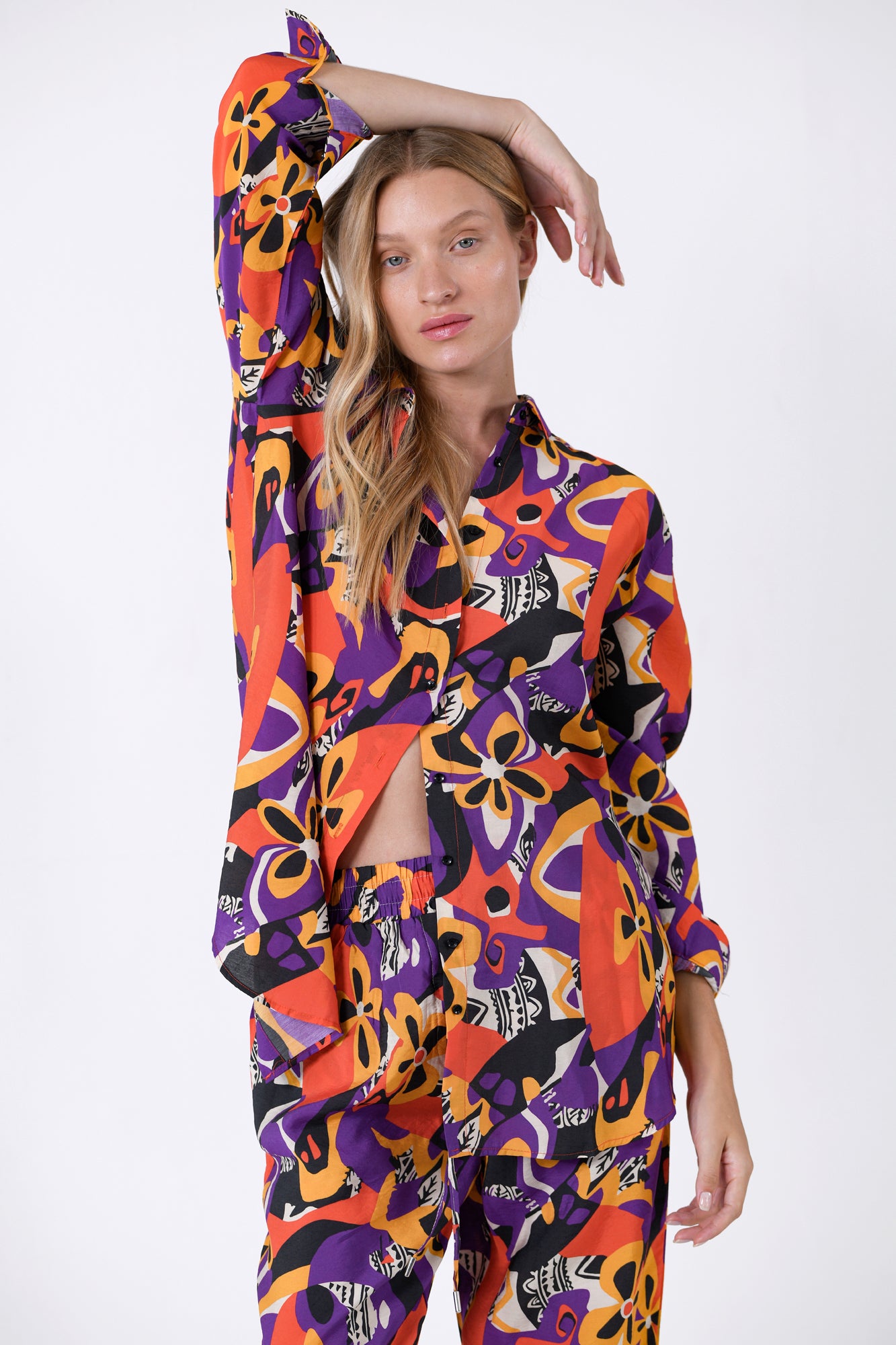 חולצת מודל מכופתרת מונה