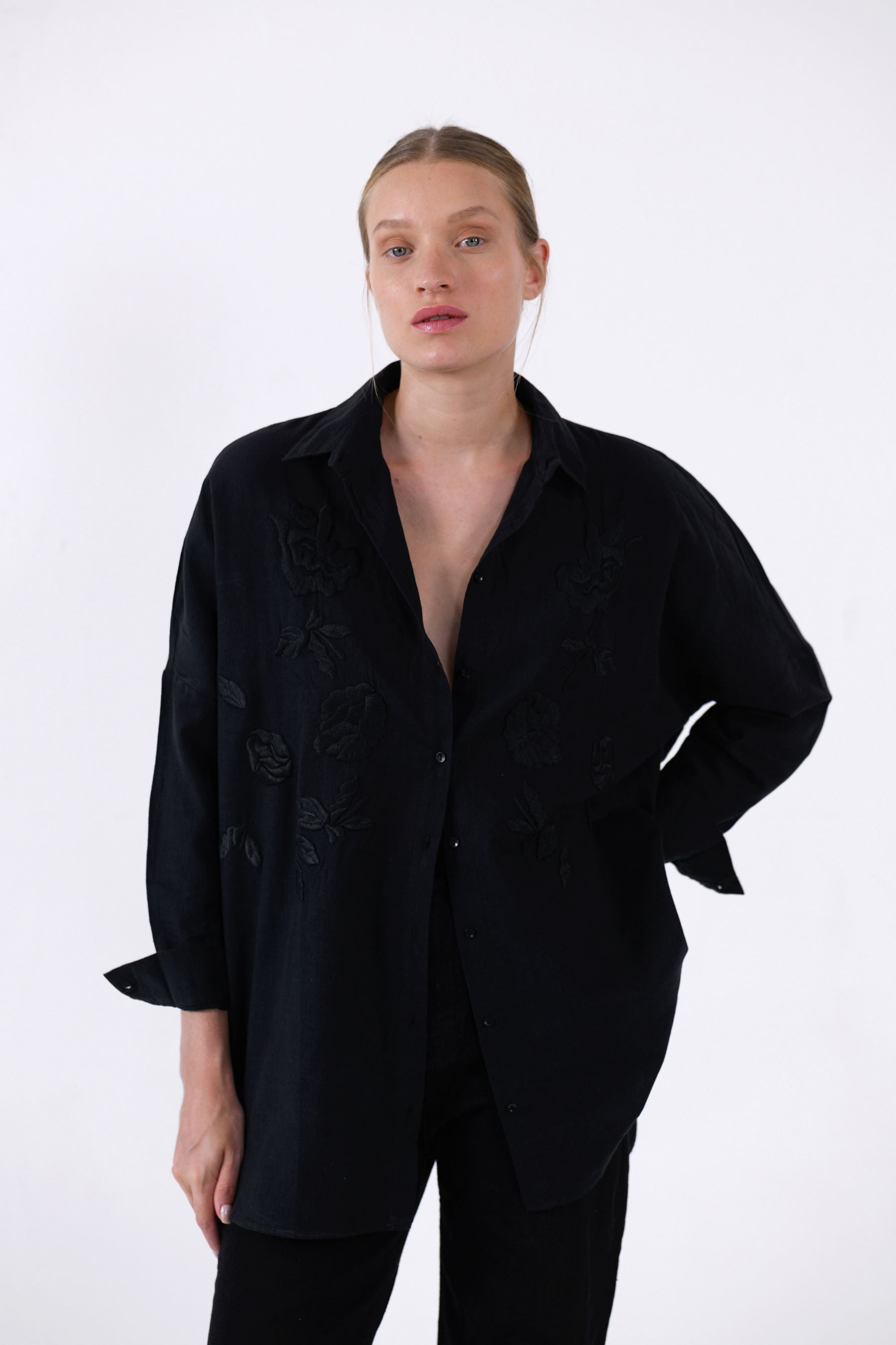 מכופתרת כותנה רקומה