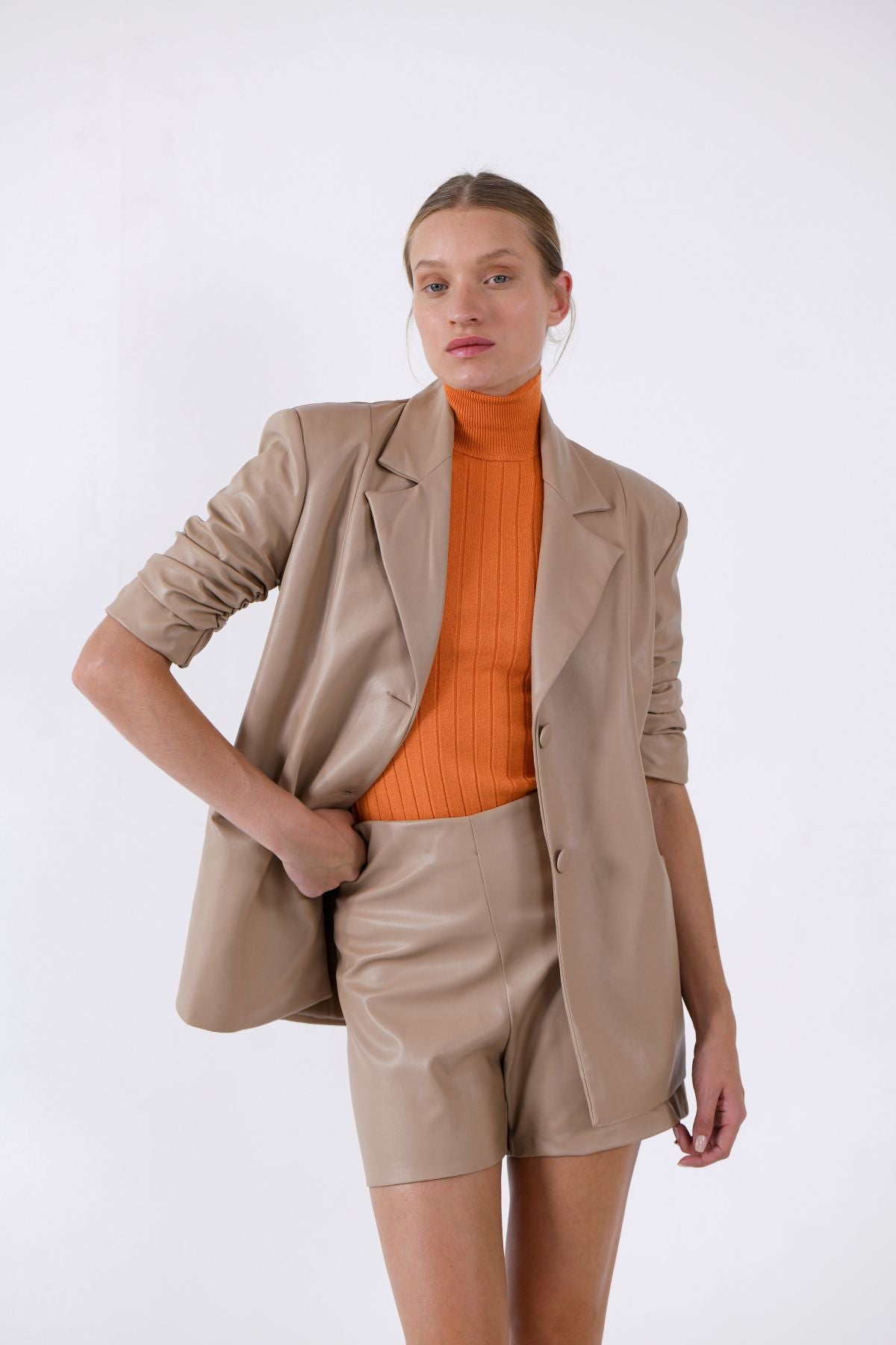 בלייזר עור טבעוני - שרוול קצר