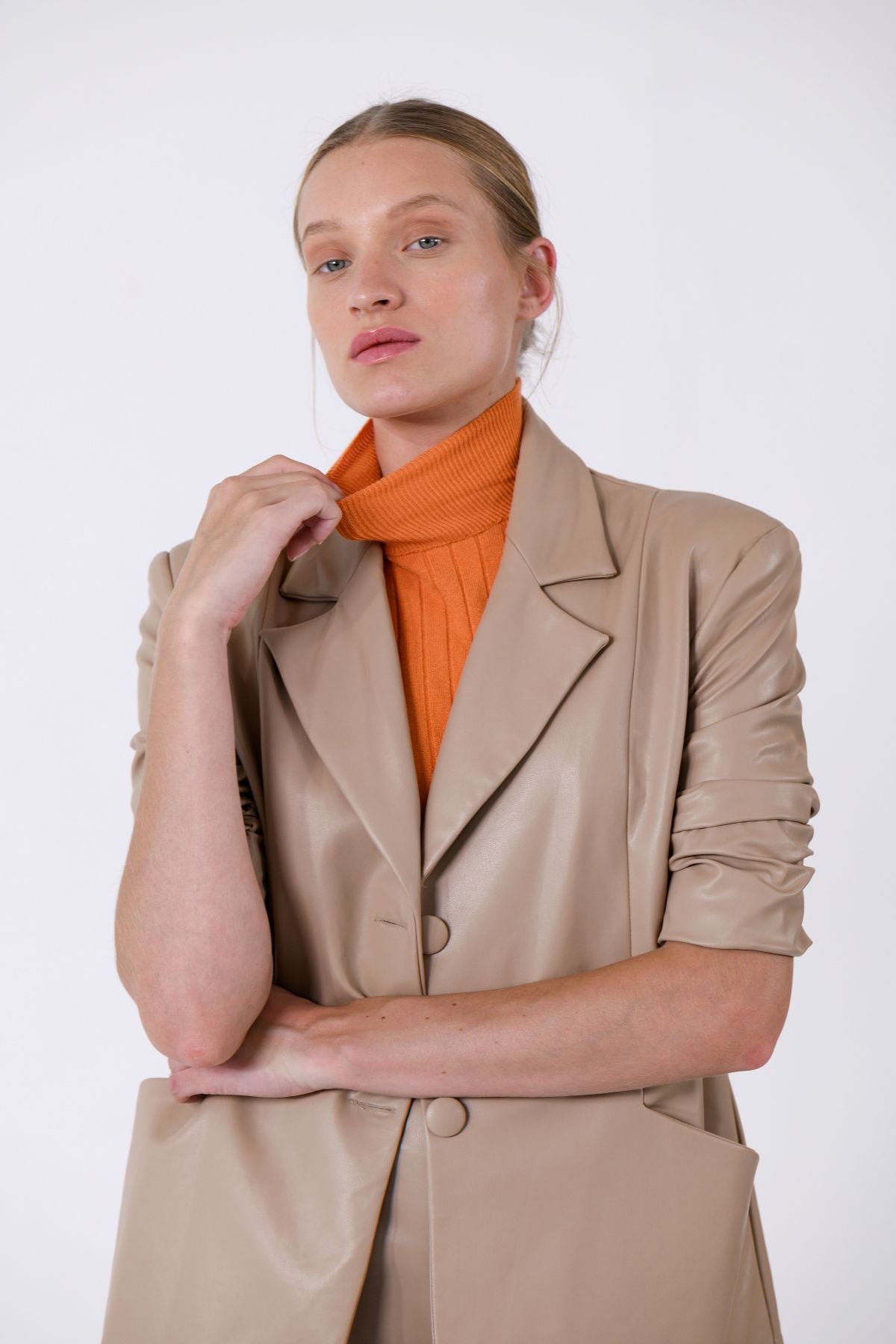 בלייזר עור טבעוני - שרוול קצר