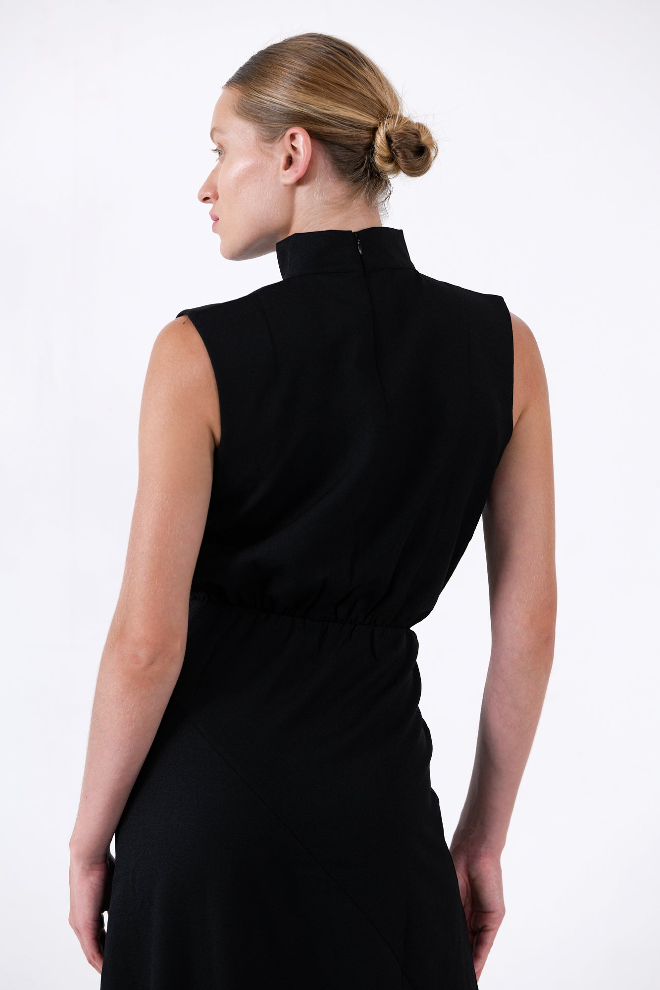 שמלה מחויטת