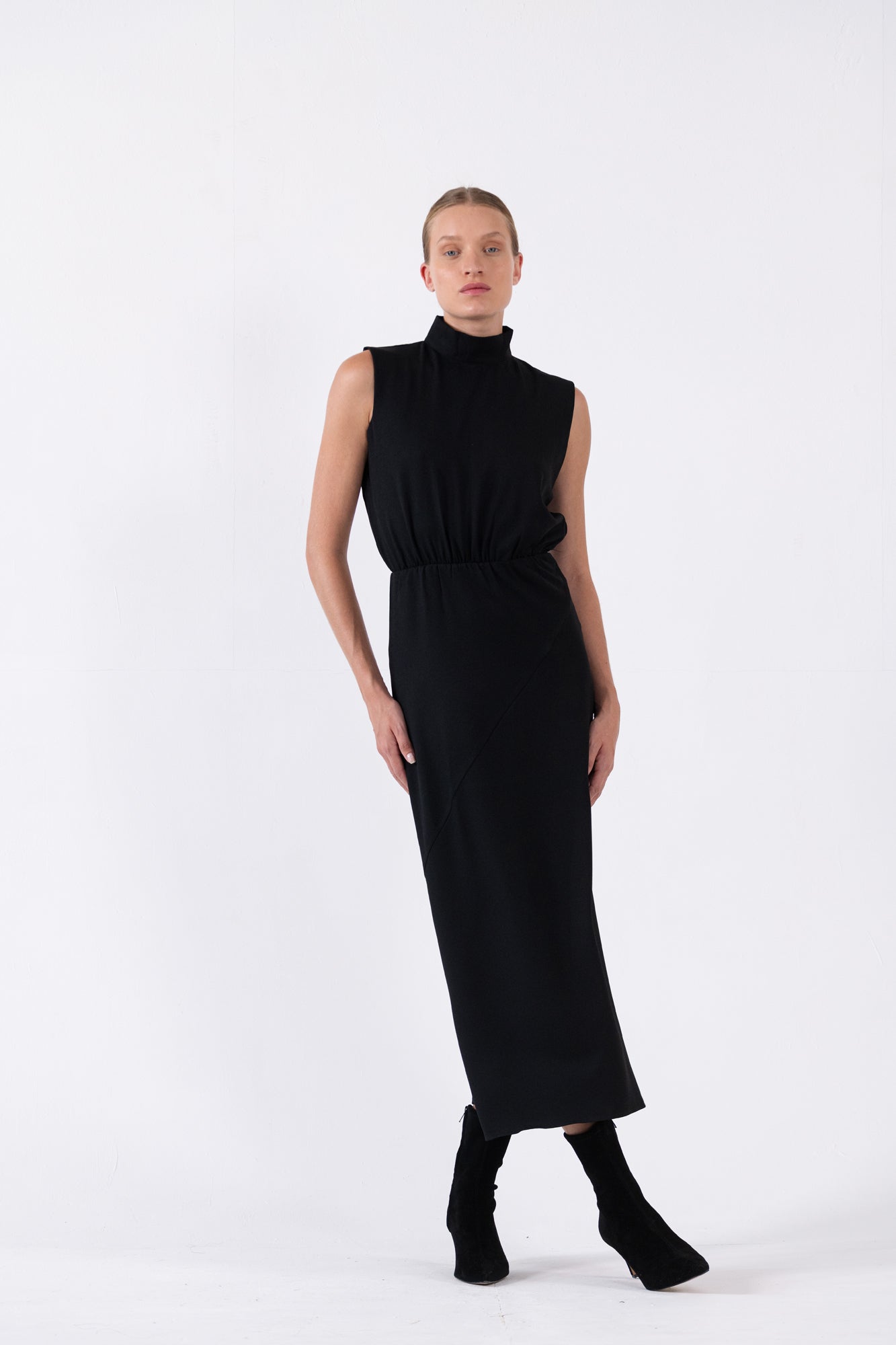 שמלה מחויטת