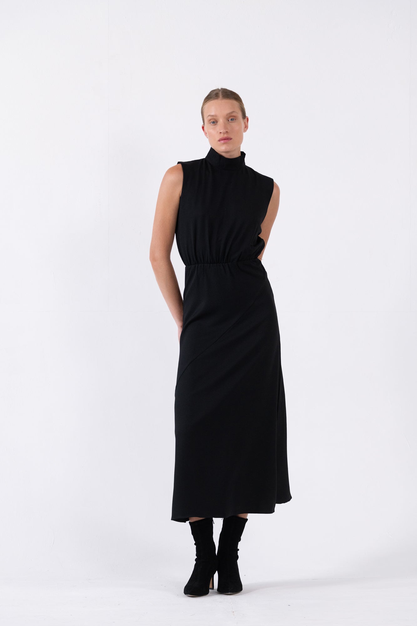 שמלה מחויטת