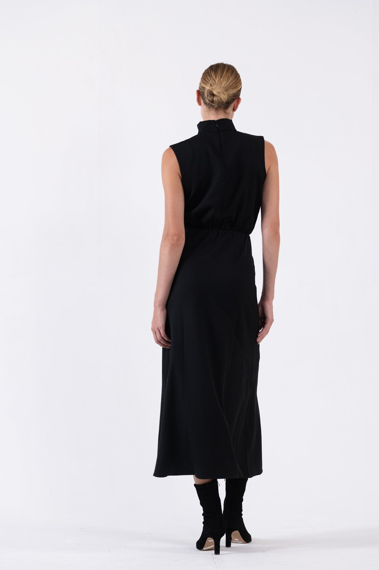 שמלה מחויטת