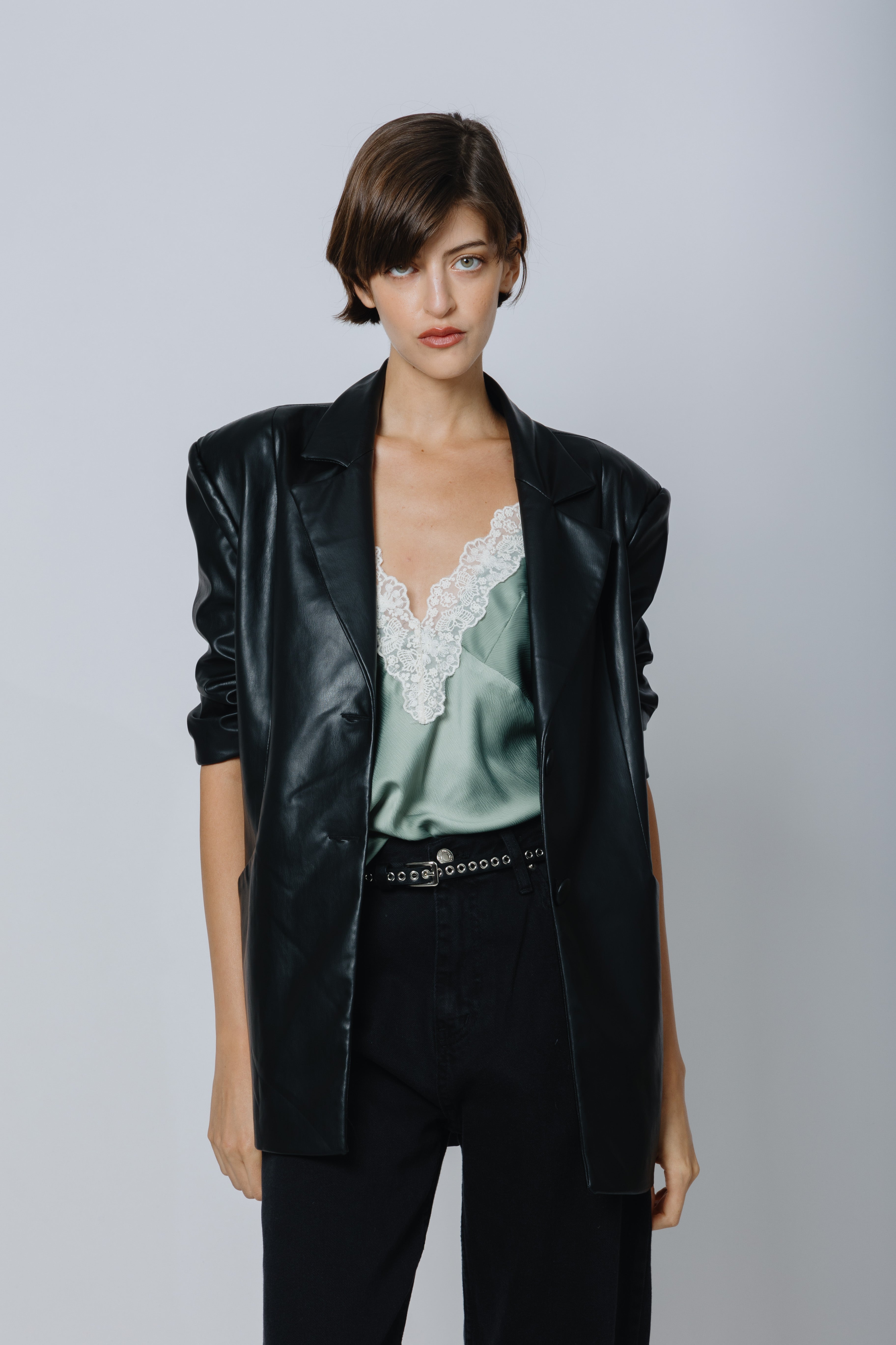 בלייזר עור טבעוני - שרוול קצר