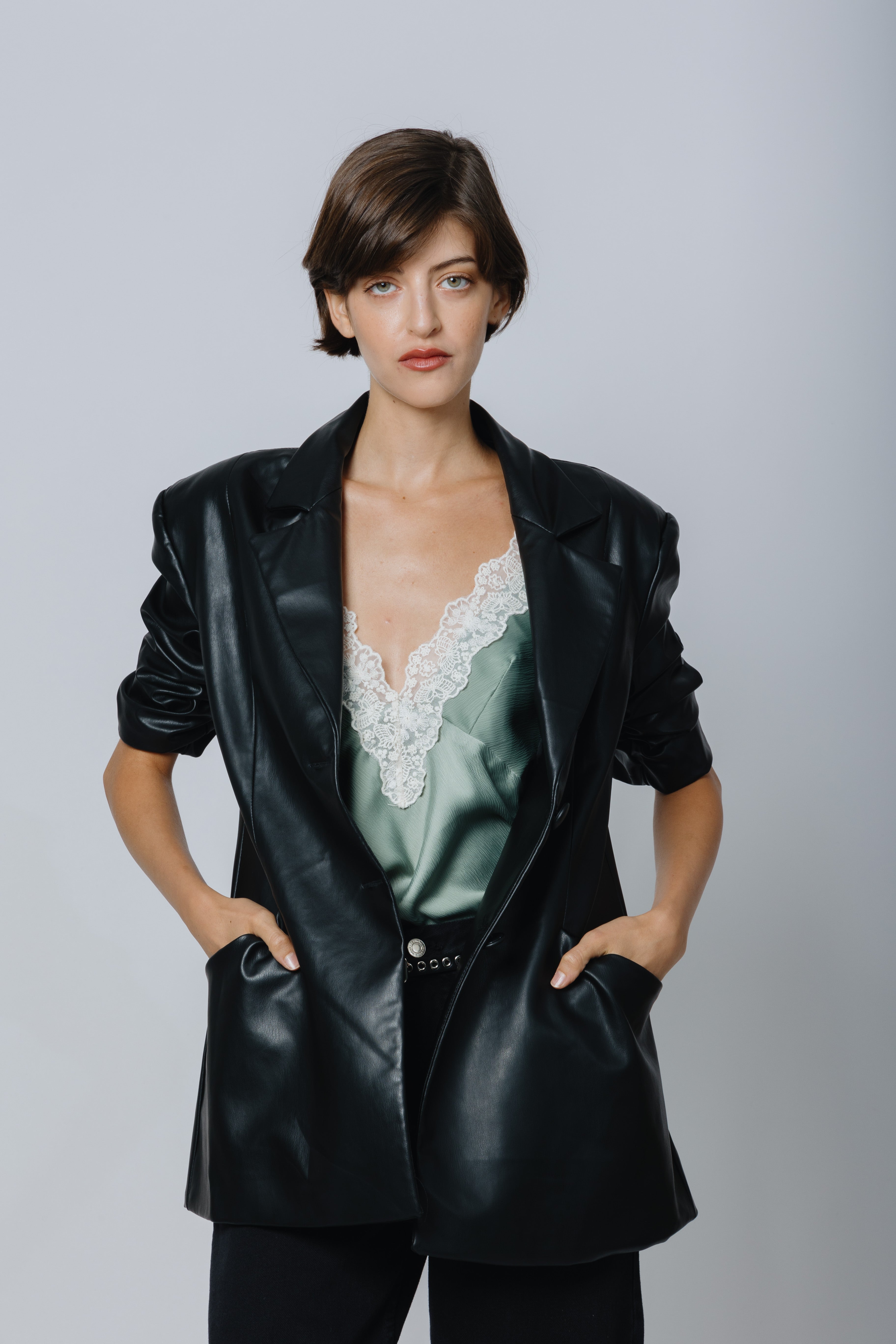 בלייזר עור טבעוני - שרוול קצר