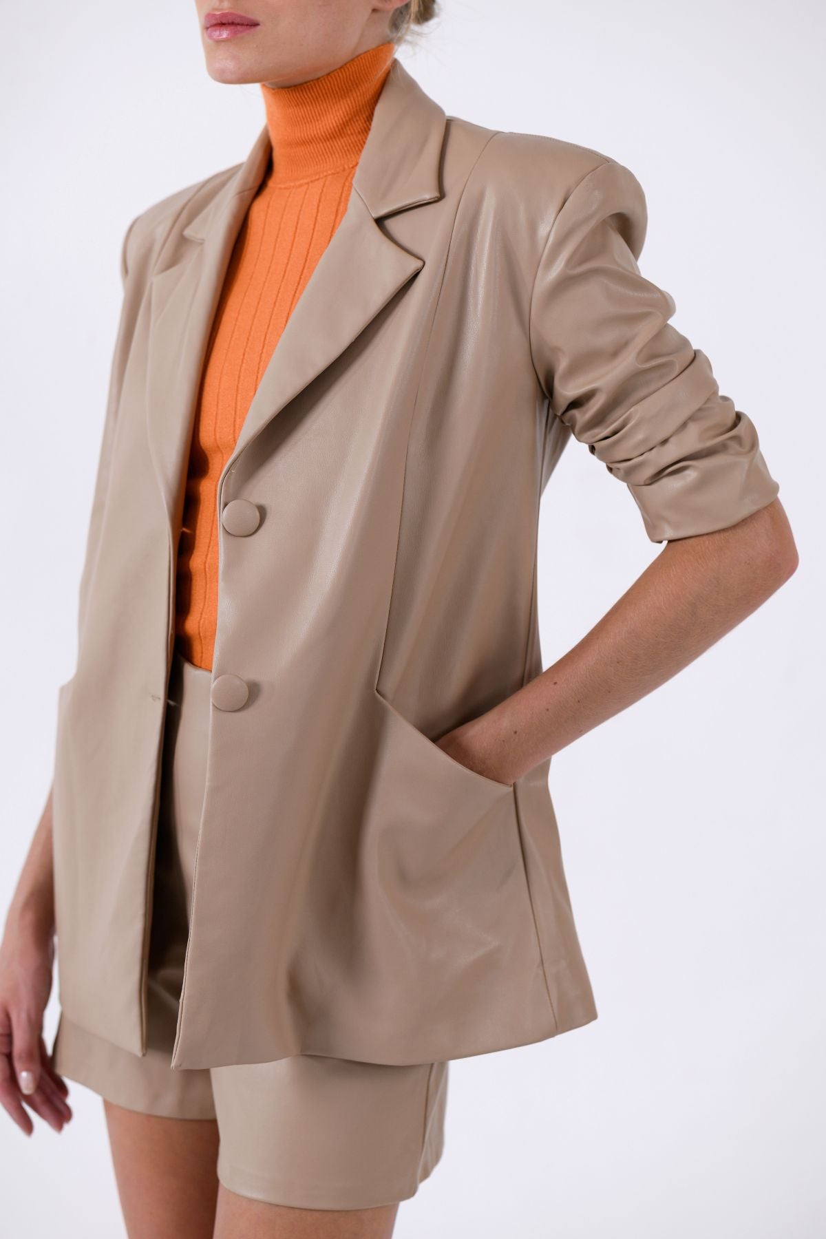 בלייזר עור טבעוני - שרוול קצר